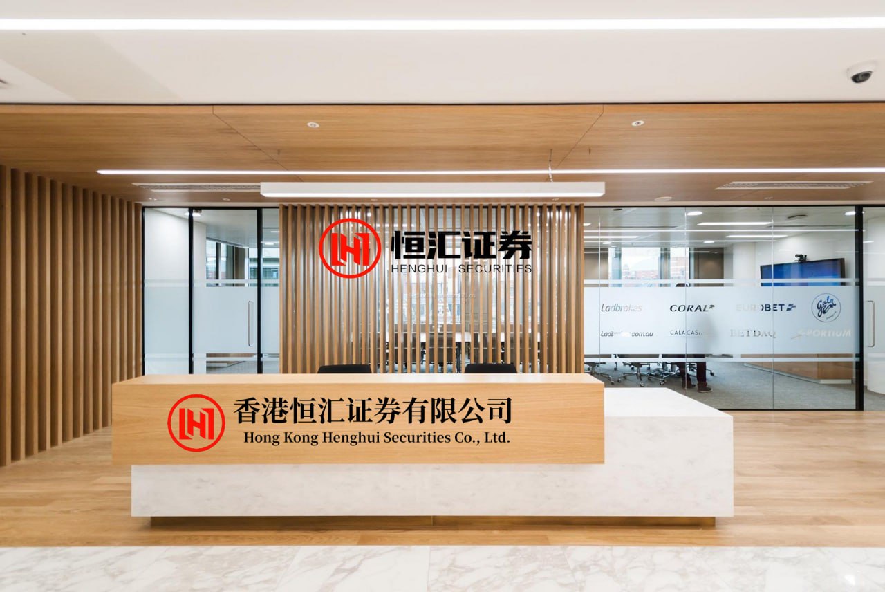 快牛盘 很干净的小狗被拴在大号垃圾桶旁，还写着：“我是免费送的...”